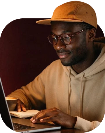Homem trabalhando no notebook